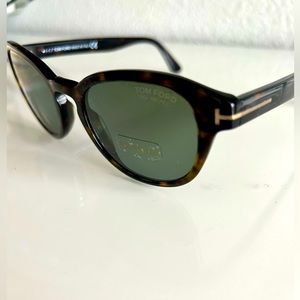 Pre- owned authentic Tom Ford polarized von bulow sunglasses.  Only worn once.